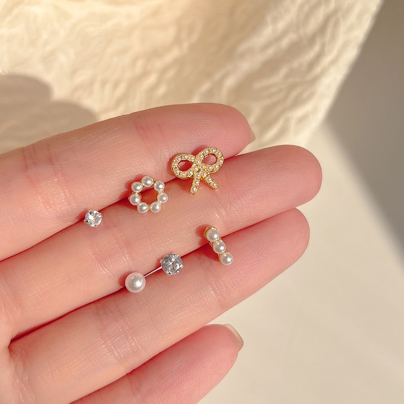 Anting Stud Desain Kupu-Kupu Hati Aksen Kristal Mutiara Warna Emas Untuk Wanita