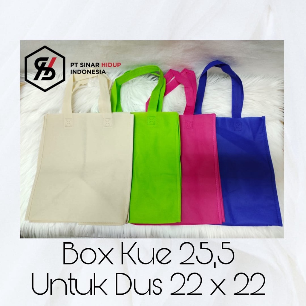 

Goodie Bag Tas Belanja Model jahit 25.5 X 28 X 22.5 Spunbond Tote Bag Press Tali Souvenir Weding Hajatan Perlusin ( 12 Pcs )