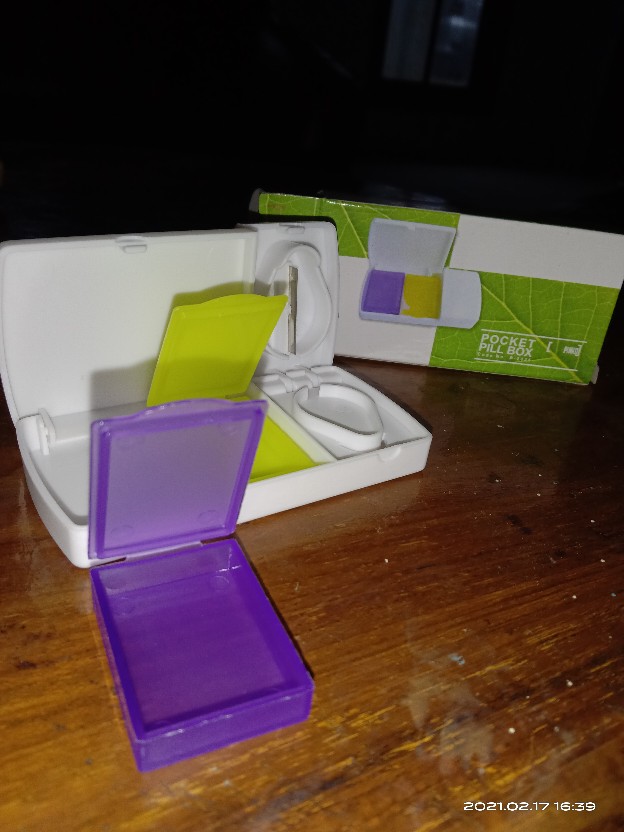 Kotak Tempat Obat Dengan Alat Potong Obat