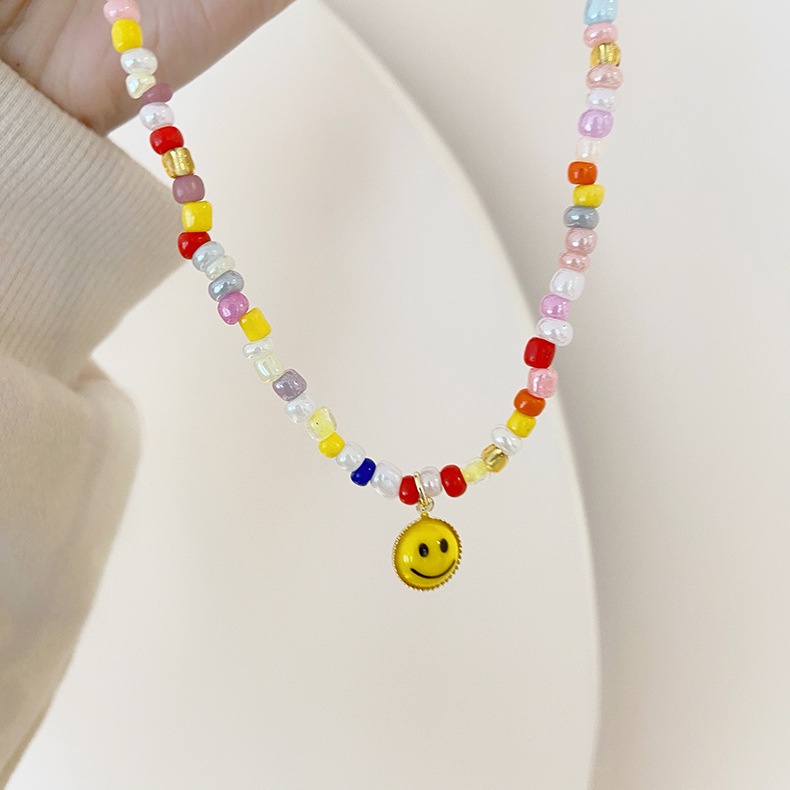 Kalung Rantai Dengan Liontin Kartun Smiley Asimetris Untuk Wanita