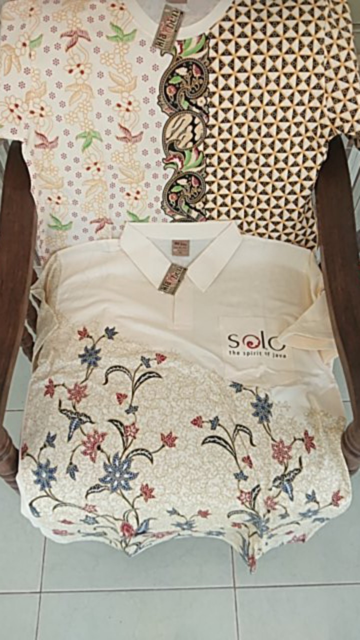 Klamben Kaos Kerah Dewasa Unisex Batik Bunga Ukel Putih Tulang