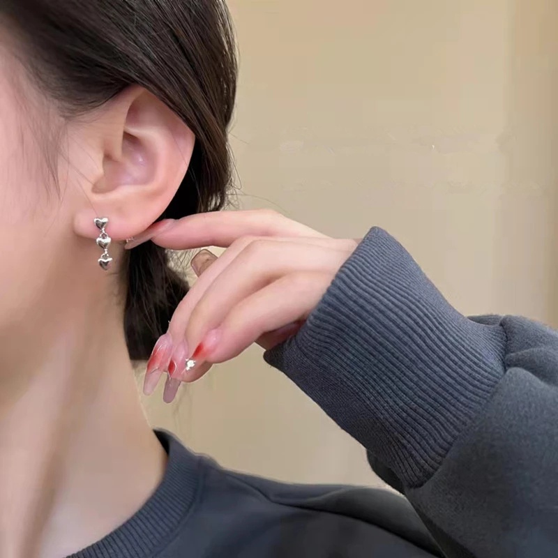 6pcs / Set Anting Stud Bentuk Hati Warna Hitam Gaya Punk Gothic Hip-Hop Untuk Wanita