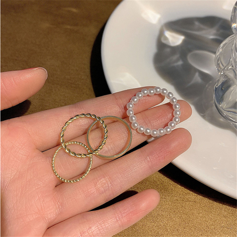 4pcs / Set Cincin Bahan Metal Hias Mutiara Gaya Elegan Untuk Wanita