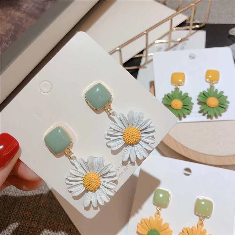 Anting Tusuk Bunga Daisy Untuk Wanita / Aksesoris Fashion Wanita Anting Bunga Daisy