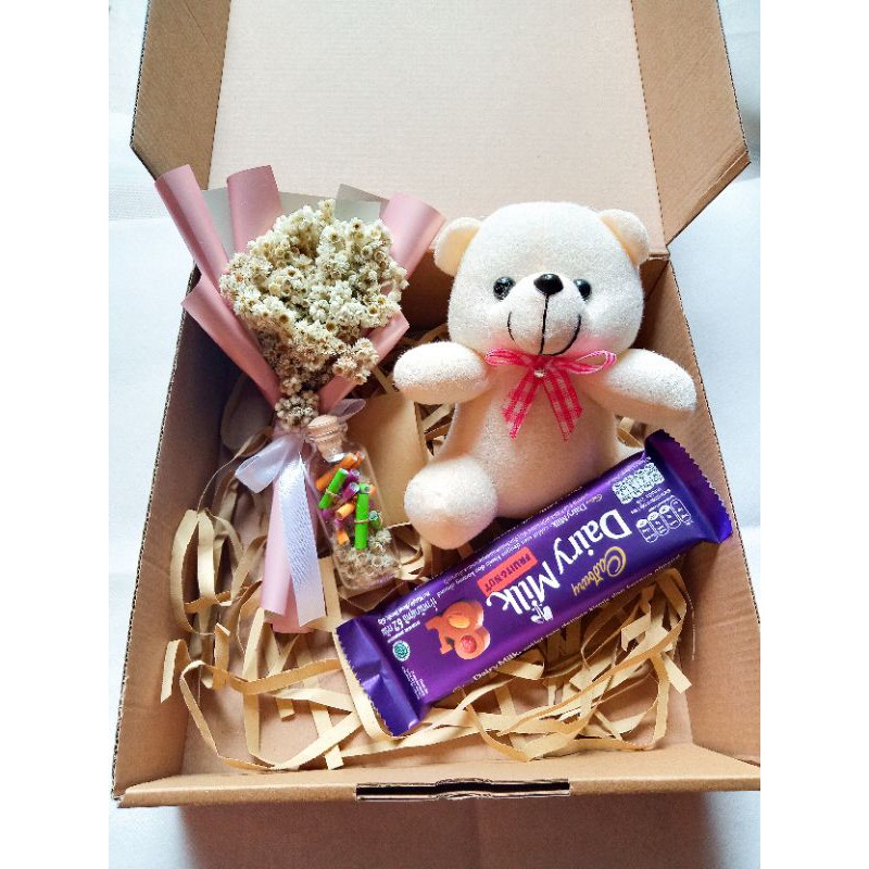 

Gift box coklat/hadiah wisuda/hadiah natal/hadiah valentine/hadiah ulang tahun