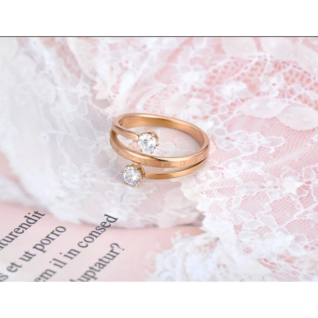 Cincin Titanium Model Dengan Angka Romawi 2 Diamonds Tersedia Warna Rose Gold, Gold dan Silver