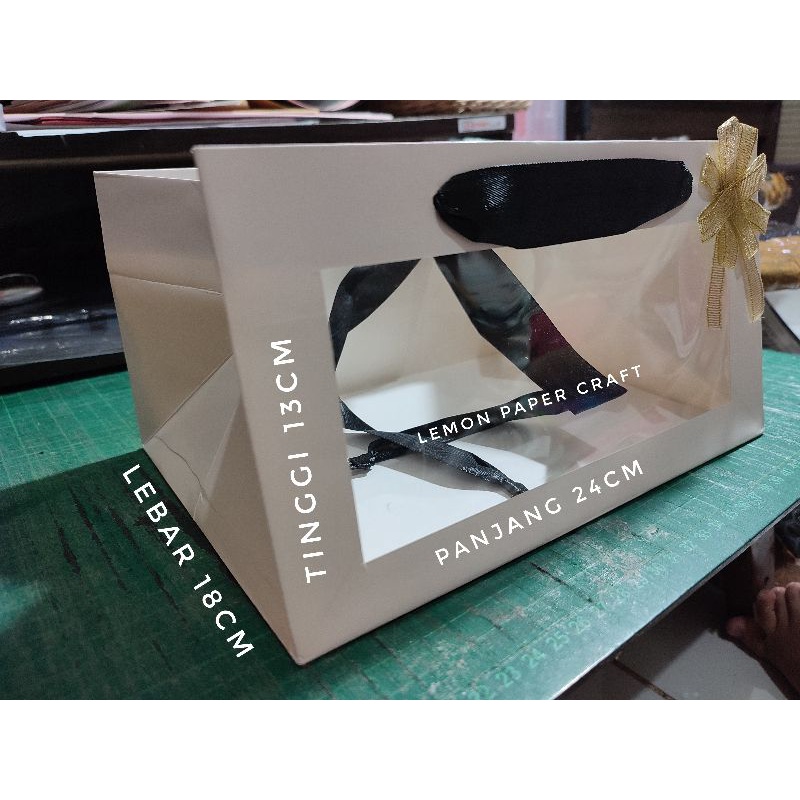 Paperbag putih dengan Mika