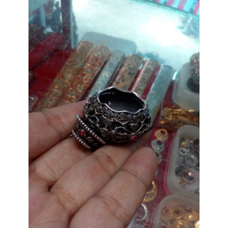 Mendak Selut Keris Motif Mata Yakut Bahan Perak