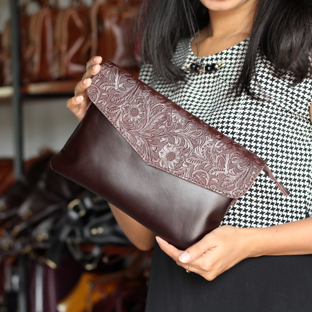 CLUTCH TALI PANJANG KULIT ASLI MODEL ENVELOPE KULIT SAPI EMBOS BATIK MIX PULL UP / FREE GRAVIR NAMA