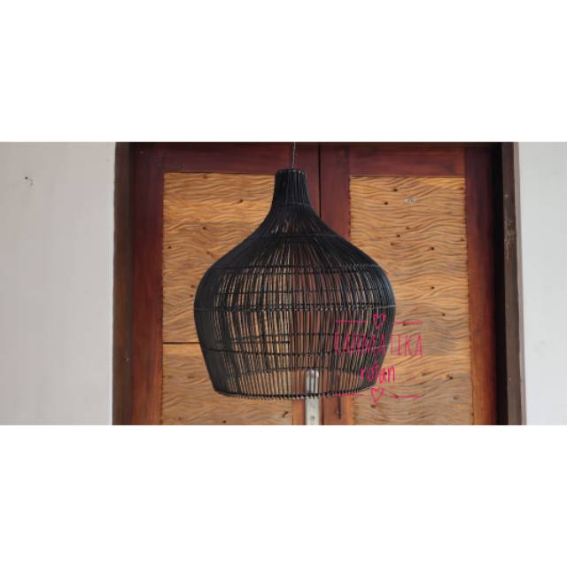 kap lampu gantung rotan bawang hitam