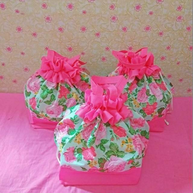 

Tas spunbond/Tas goodie bag/Tas box nasi/Tas slametan/Tas aqiqahn/Tas Serut 20×20 Tebal Motif Tengah