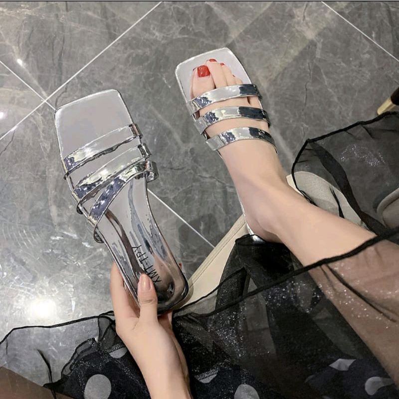 sandal wanita warna chrome/silver