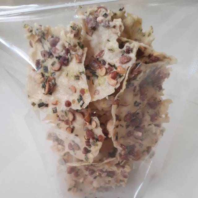 

Aneka keripik dan rempeyek