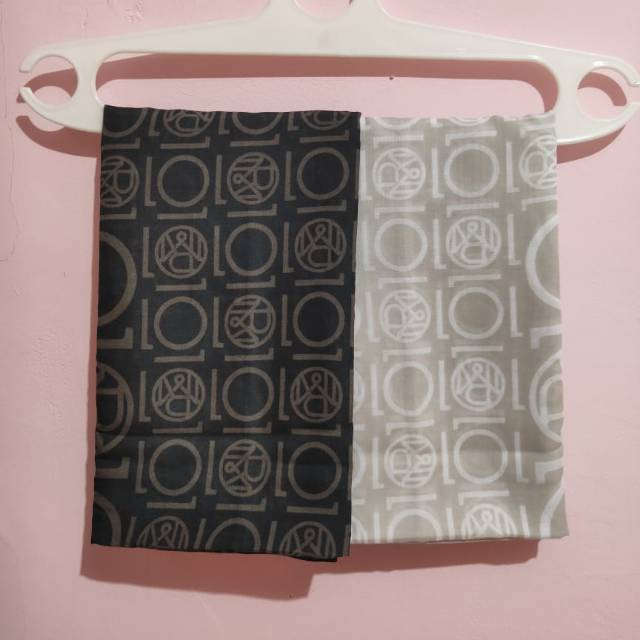 Monogram scarf Ria Miranda 10 dekade