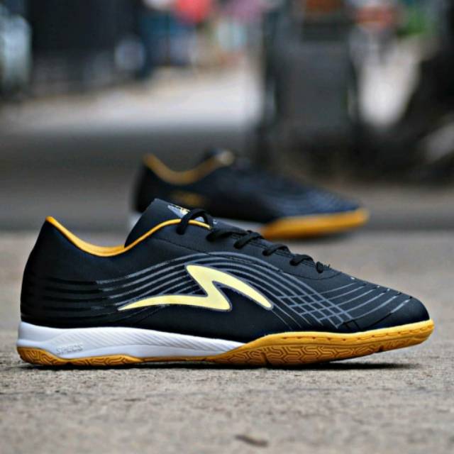 SEPATU FUTSAL SPECS ACCELERATOR INFINITY 19 IN BLACK GOLD