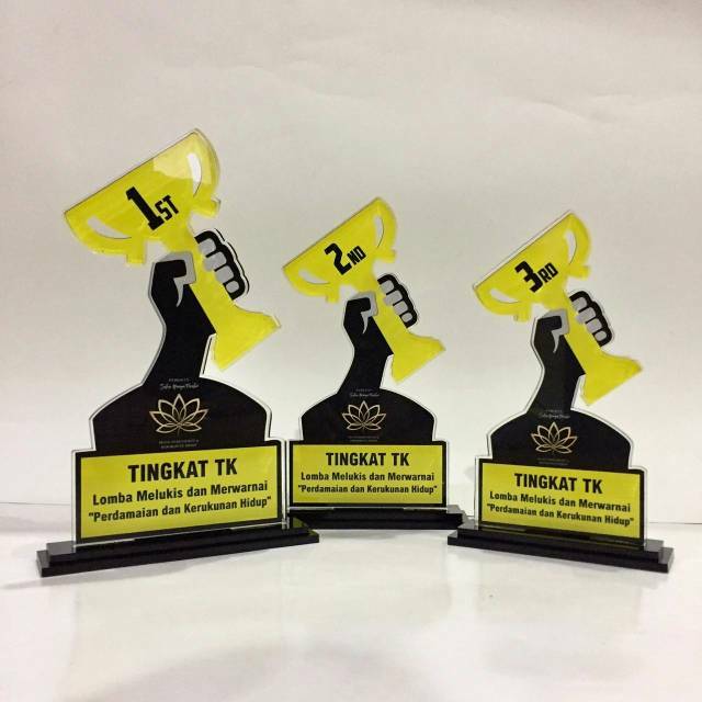 Kado ulang tahun murah, kado wisuda untuk kenang kenangan, plakat akrilik wisuda murah