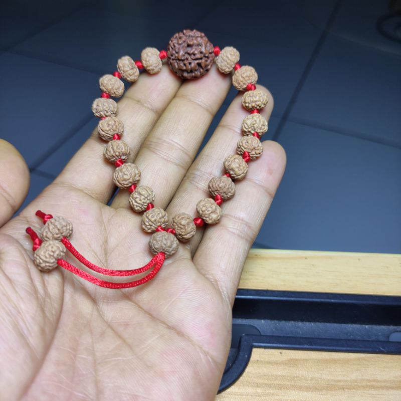 gelang jenitri rudraksha mukhi 5 bandul.besar mukhi 8 ( tengah)