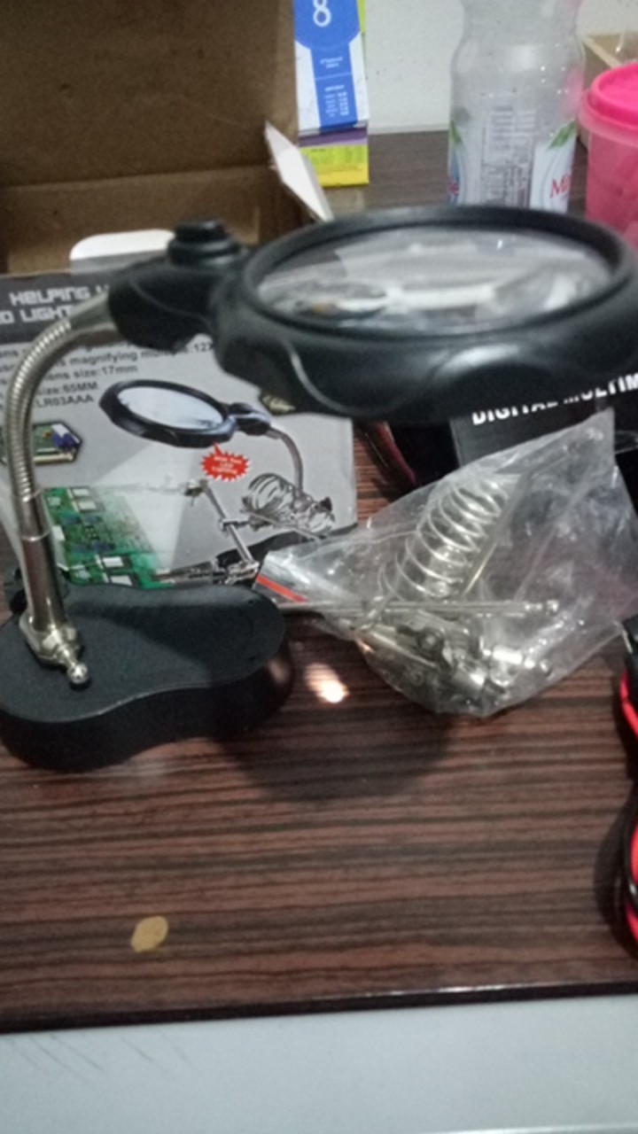Alat Pegangan Solder Dan Kaca Pembesar