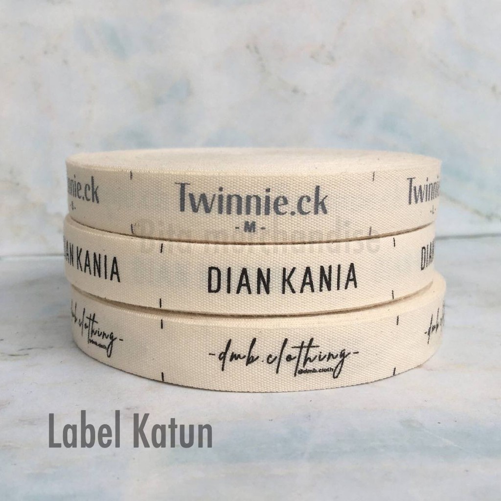 

Label Katun Cream/Putih Panjang 18 Meter Label Baju Label Hijab Label Katun Label Masker Label Merk Harga Murah Free Design