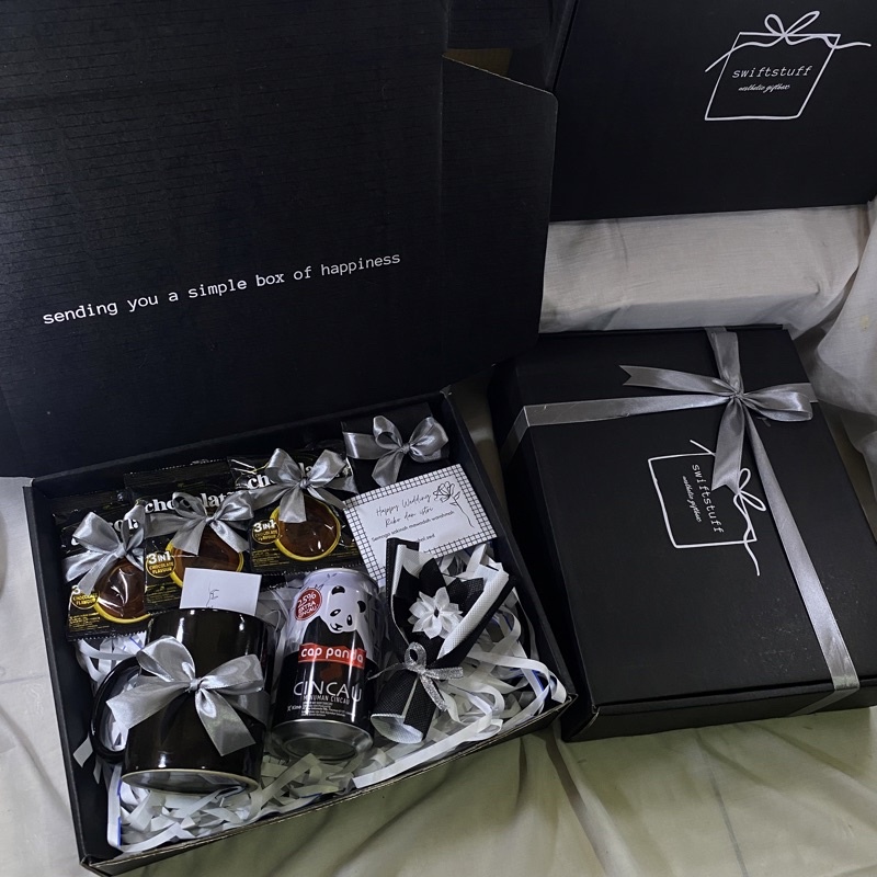 

GIFT BOX ELEGAN AESTHETIC HITAM PUTIH HAMPERS KADO HADIAH