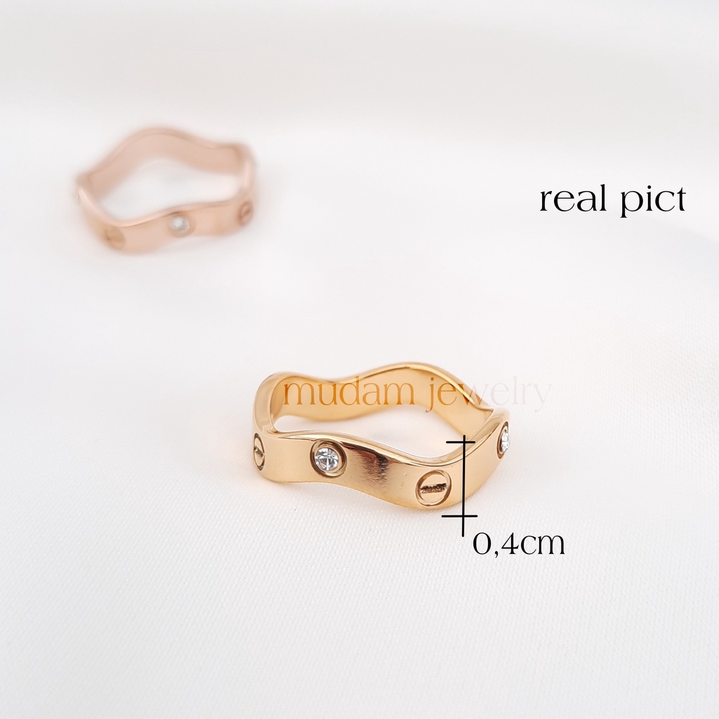 Cincin Titanium Model Gelombang Dengan Diamonds Artifisial Tersedia Warna Rose Gold, Gold dan Silver