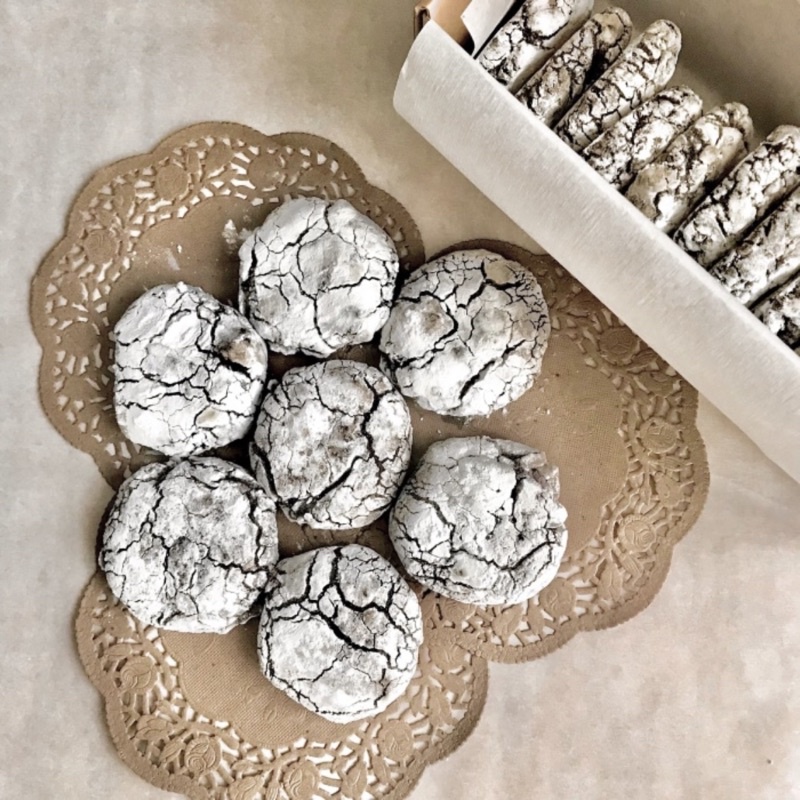 

Crinkle Chocolate Cookies Box