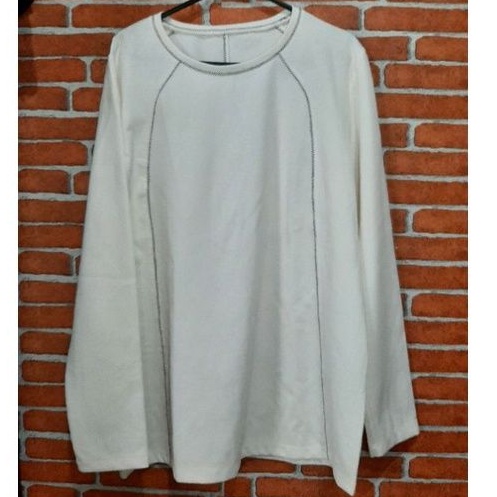 Kaos Putih Lengan Panjang Sedikit Motif Jahit