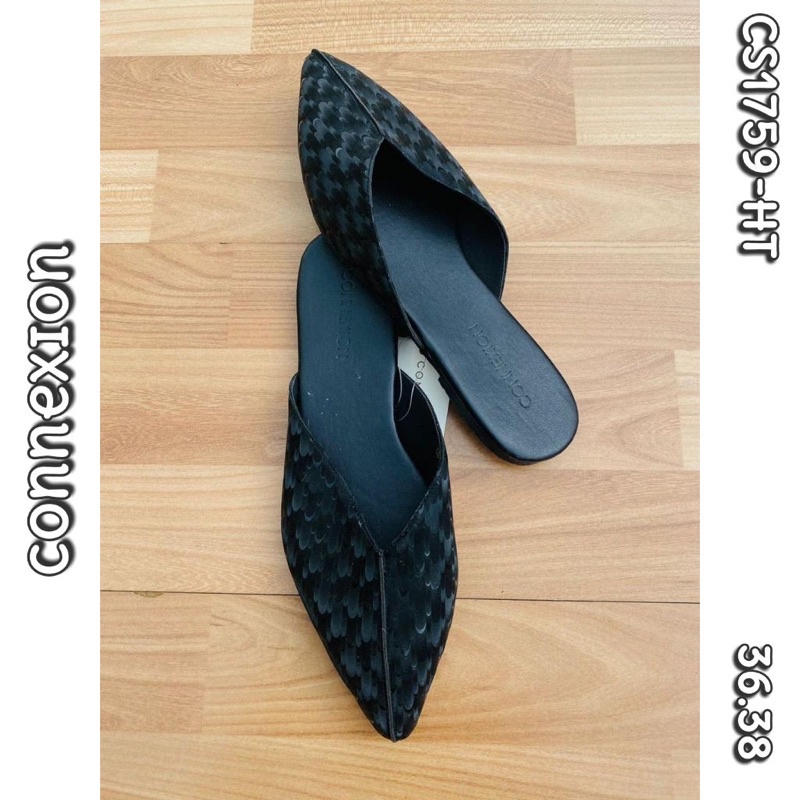 sendal slip on hitam