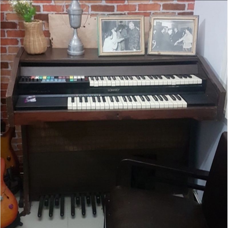 Piano Jadul Antik kuno lawas Lowrey nyala