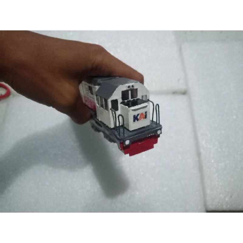 miniatur kereta api indonesia - lokomotif cc 201