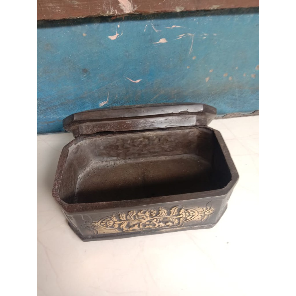 

Kotak Antik Warna Coklat Kuning