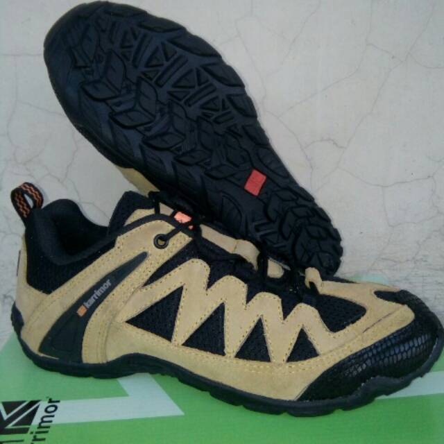 Sepatu karimor summit