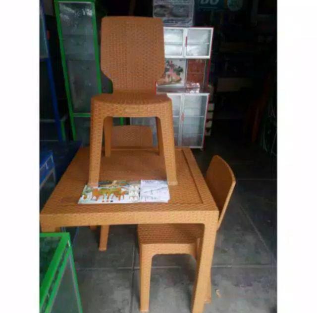 Meja Makan Rattan + 2 Kursi Olymplast ( Odt + 2 Kursi 208 )