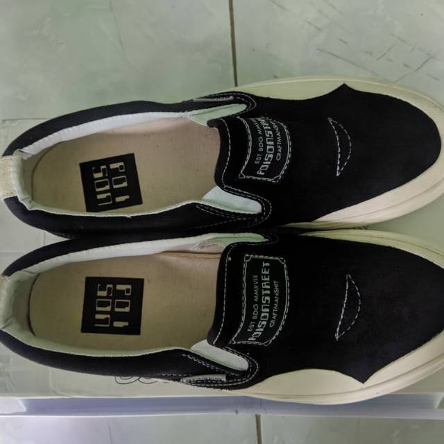 Sepatu poison street