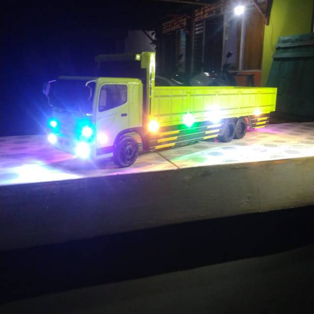 Miniatur truk tronton