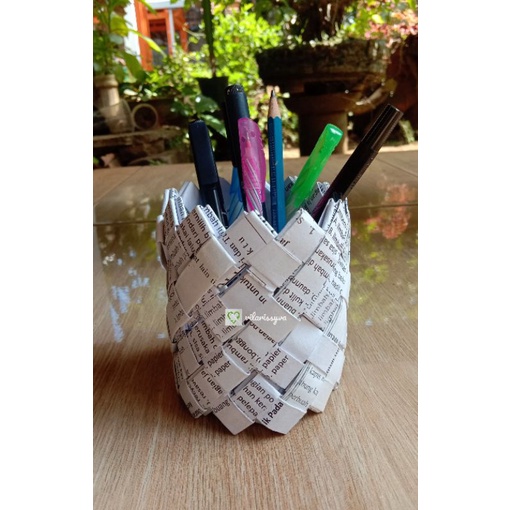 

tempat pensil/tempat serbaguna dari kertas bekas/limbah kertas