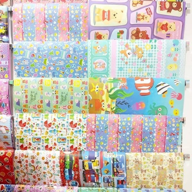 

KERTAS KADO BUNGKUS KADO MOTIF LUCU FREE PITA DAN KARTU UCAPAN