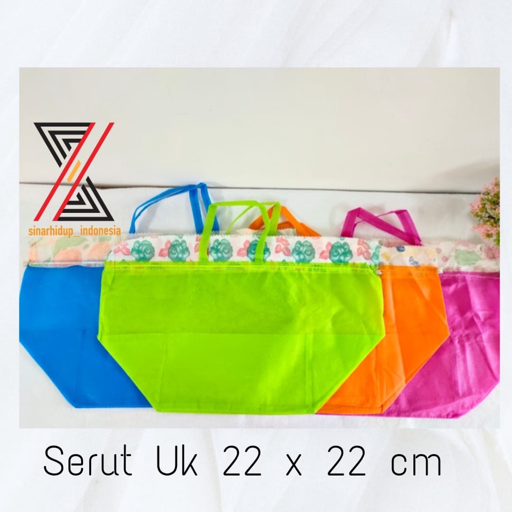 

Goodie Bag Kain Serut Polos Dus 22 x 22 Spunbond Tote Bag Press Tali Sourvenir Weding Hajatan Perlusin ( 12 Pcs )