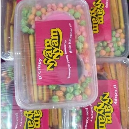 

snack nyam nyam stik, crispy free tepak saos st berry dan chocolate