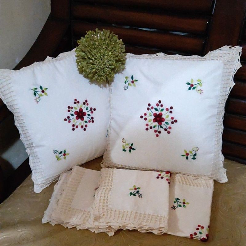 Sarung bantal kursi 40x40 rajutan kombinasi sulaman tangan pada kain blacu