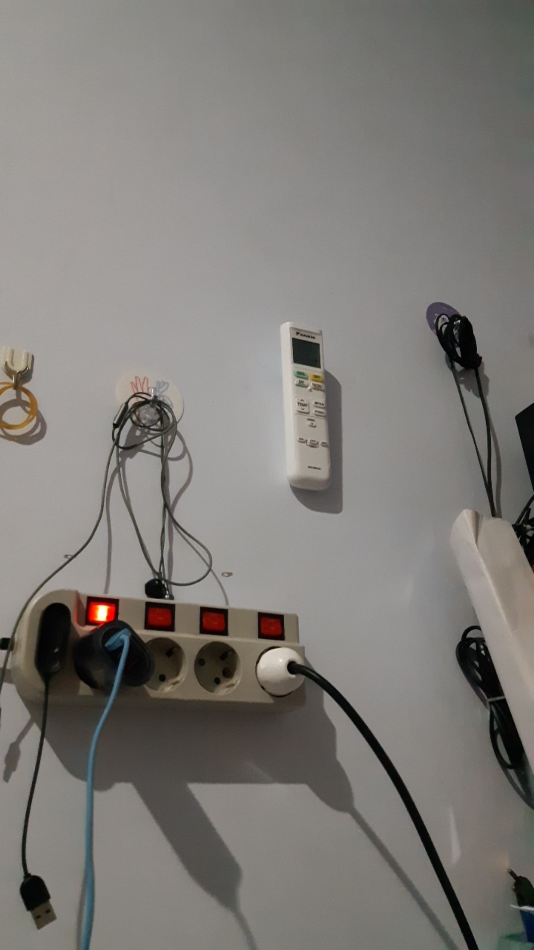 Gantungan Remote Tv, Ac, Colokan Listrik / Gantungan Serba Guna / Gantungan Perekat Tanpa Paku