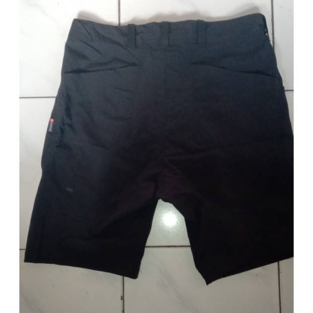 Celana pendek forester