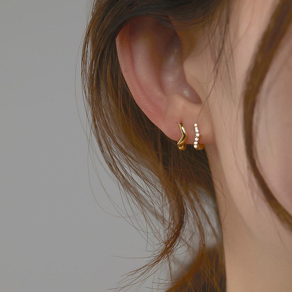 Lily Hoop Kecil Hoogie Earring Hadiah Untuk Wanita Pria Batu Mengkilap Tragus Berlian Imitasi CZ Earrings