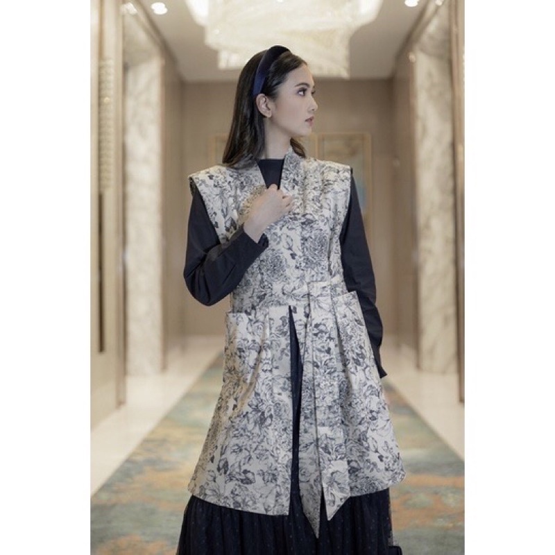 Le jardin bleu long vest benang jarum bukan buttonscarves preloved