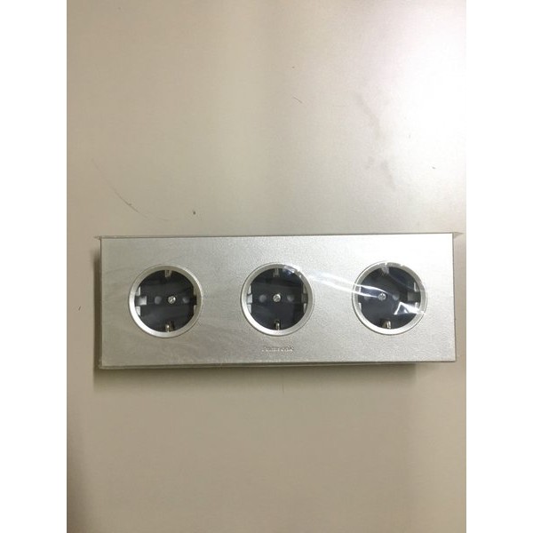 Panasonic Style E Silver Stopkontak 3Gang (WESJP11233MWS) / Putih WESJP11233W