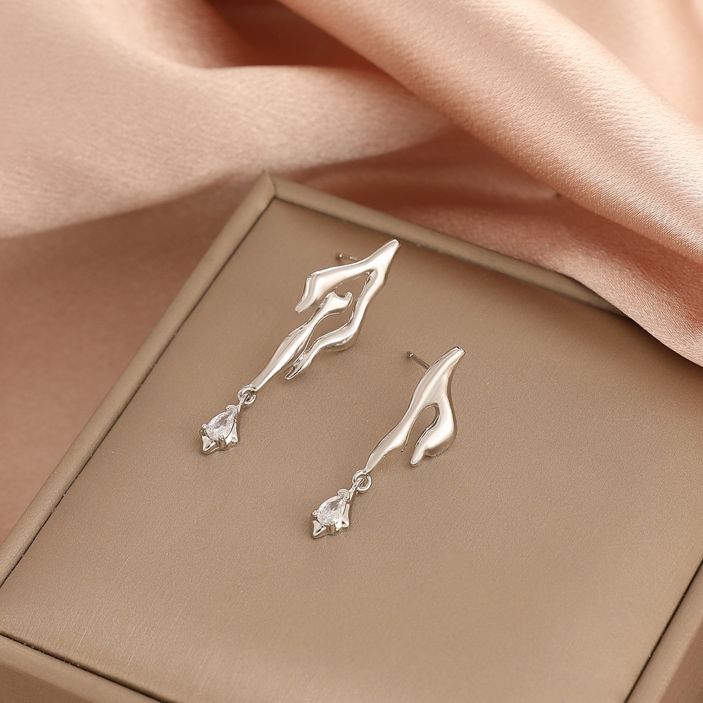 Anting Asimetris Dengan Liontin Kristal Untuk Wanita