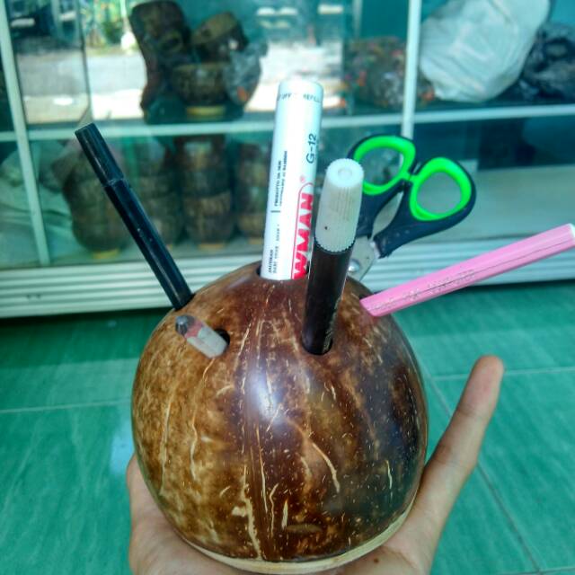 

Tempat pensil batok kelapa