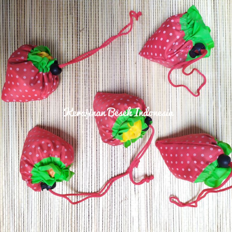 ( TAS KANTONG PLASTIK STRAWBERRY ✨) tas belanja / kantong belanja / souvenir / tas belanja / kantong