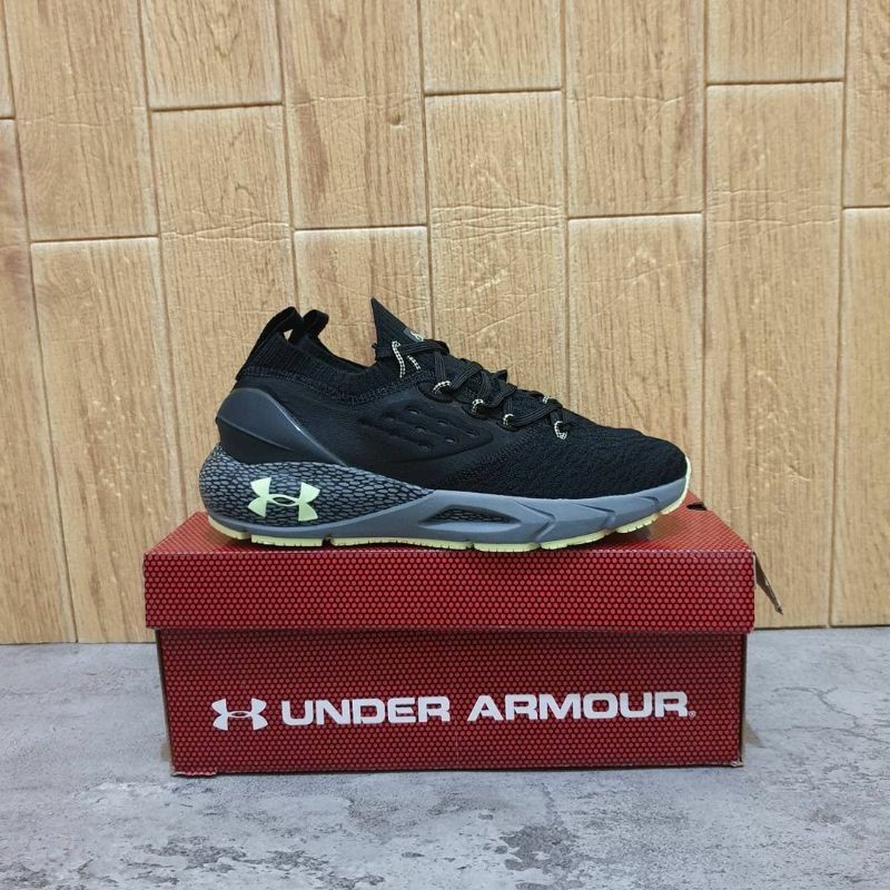 UNDER Armour phantom 2