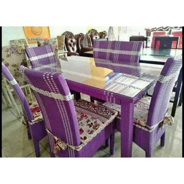 Satu Set Meja Makan 6 Kursi Rotan Sintetis